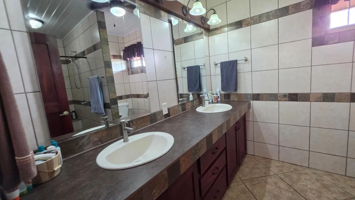 Family Home with Gardens, Workshop on 3,486 m2 Lot