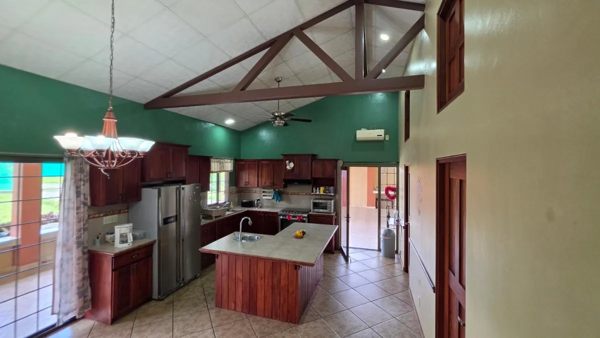 Family Home with Gardens, Workshop on 3,486 m2 Lot