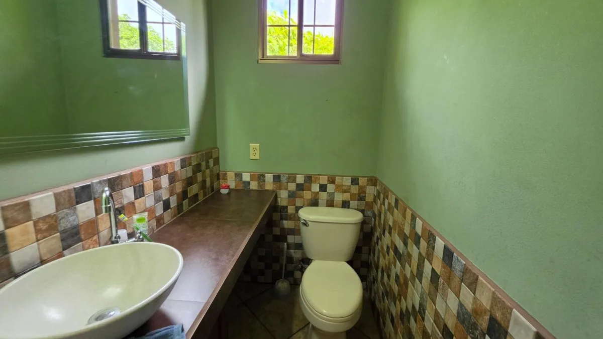 Family Home with Gardens, Workshop on 3,486 m2 Lot