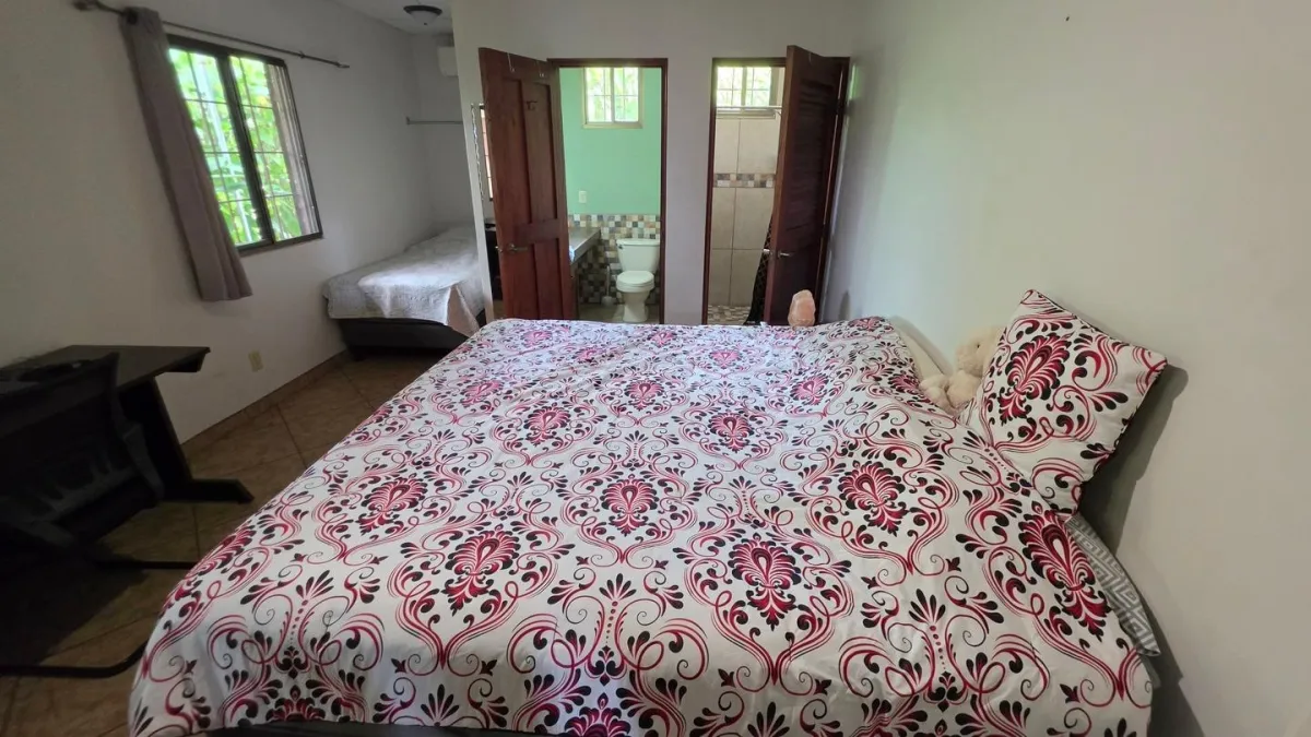 Family Home with Gardens, Workshop on 3,486 m2 Lot