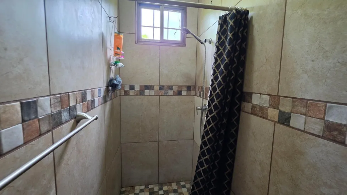 Family Home with Gardens, Workshop on 3,486 m2 Lot