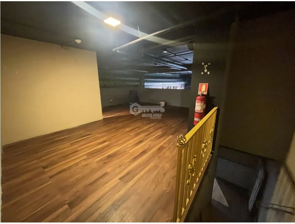 SE ALQUILA LOCAL EN CASCO VIEJO 144M 2 BAÑOS  COCINA Y MEZZANINE