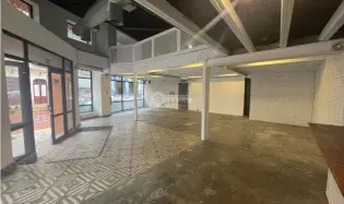 SE ALQUILA LOCAL EN CASCO VIEJO 240M 2 BAÑOS COCINA Y MEZZANINE