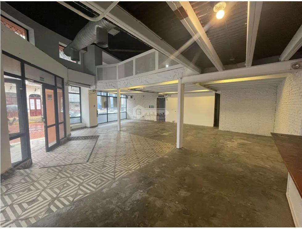 CASCO VIEJO / PLAZA CENTRAL / 240M / 2 BAÑOS / COCINA / MEZZANINE