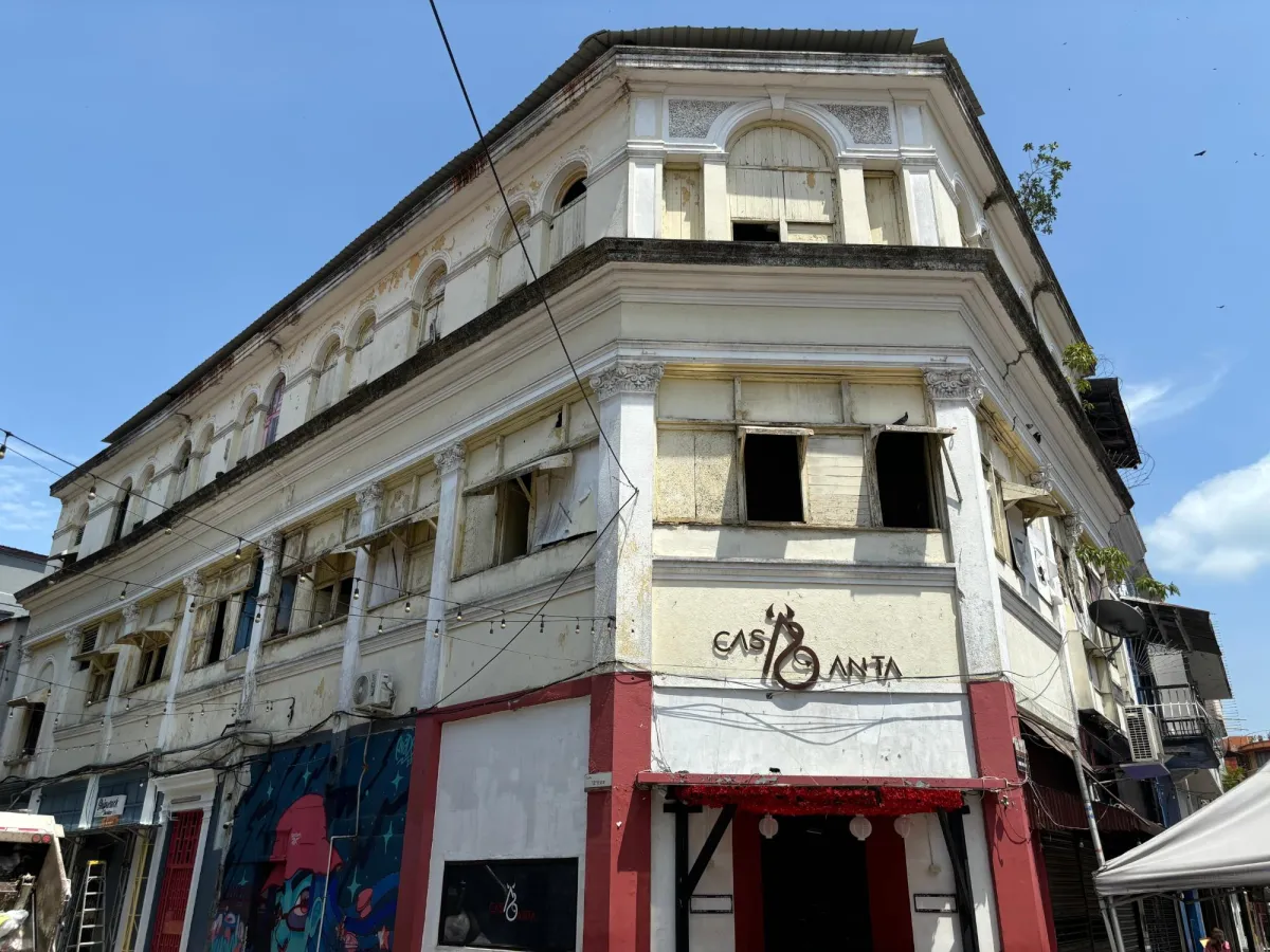 Commercial building with shops in Santa Ana.