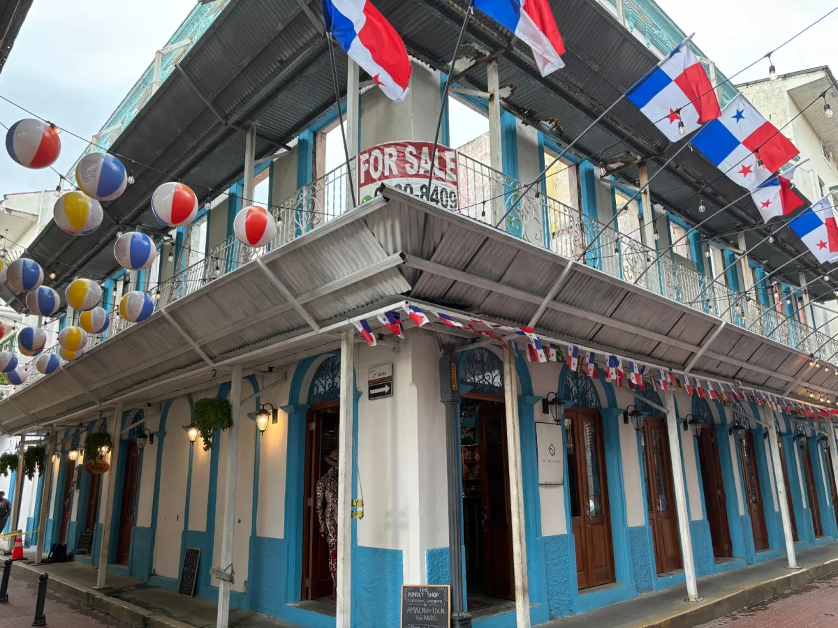 Commercial building with ROI in casco viejo.