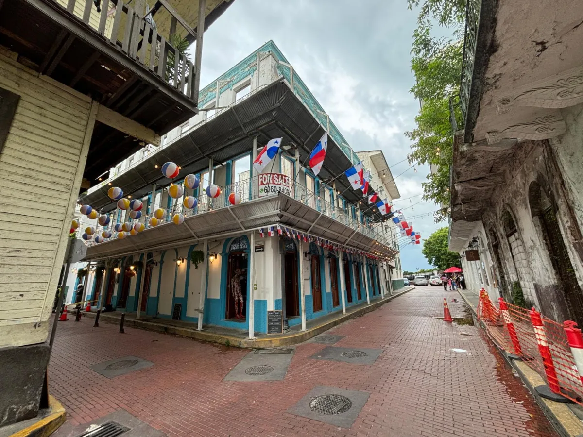 Commercial building with ROI in casco viejo.