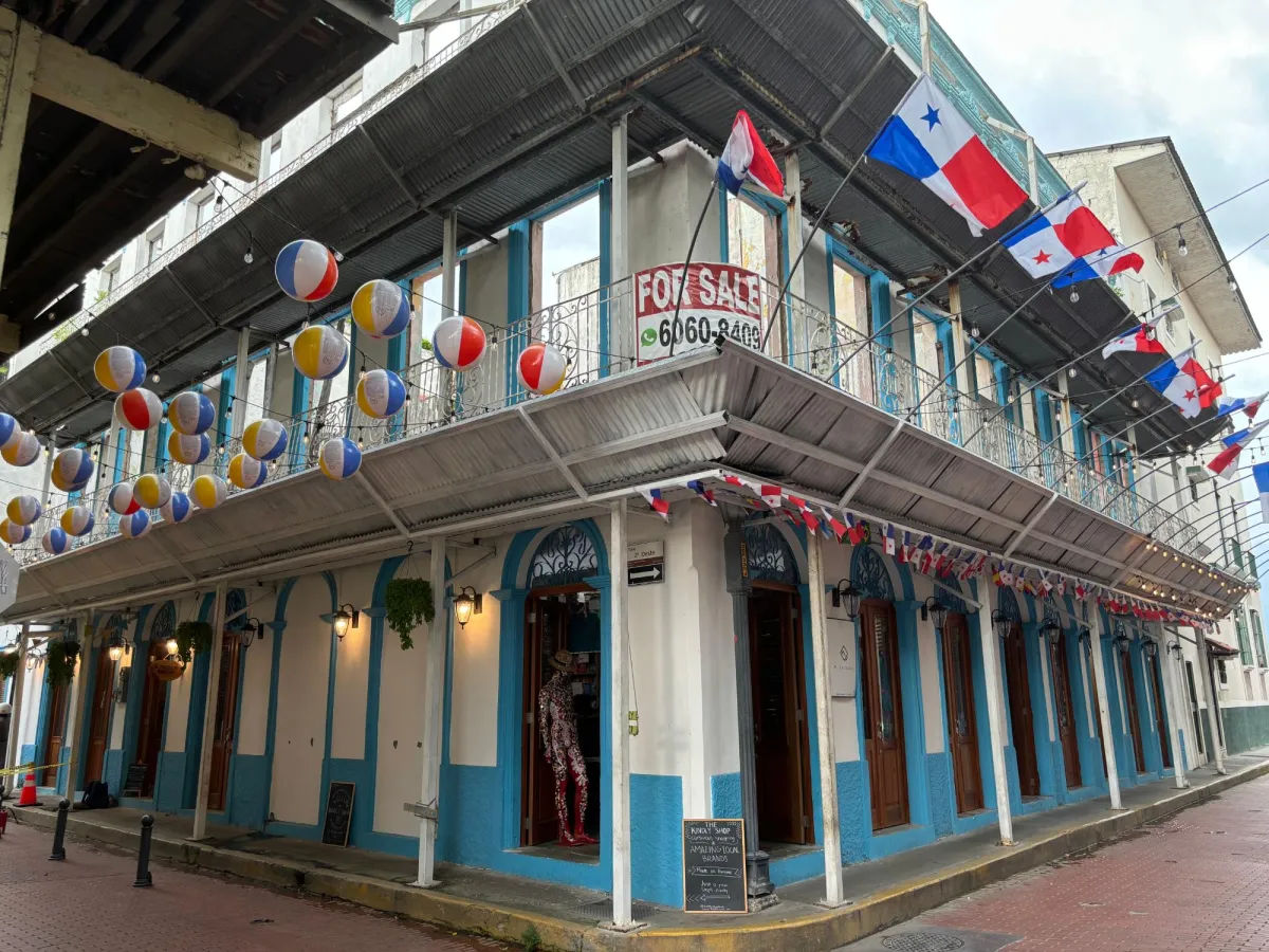 Commercial building with ROI in casco viejo.