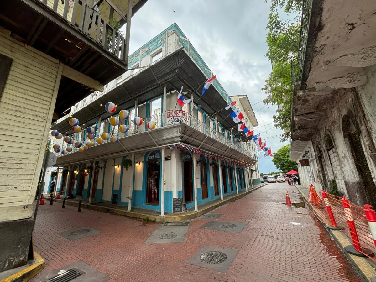 Commercial building with ROI in casco viejo.