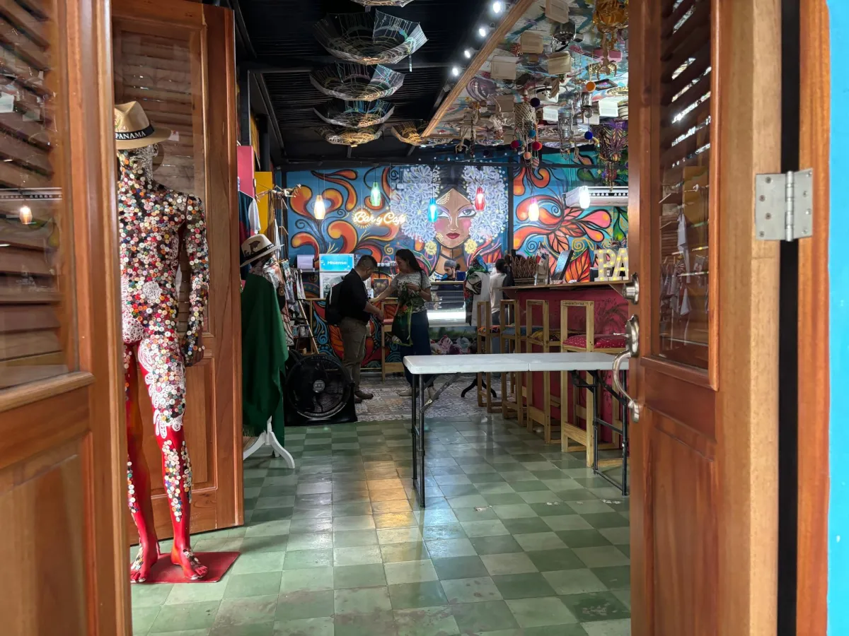 Commercial building with ROI in casco viejo.