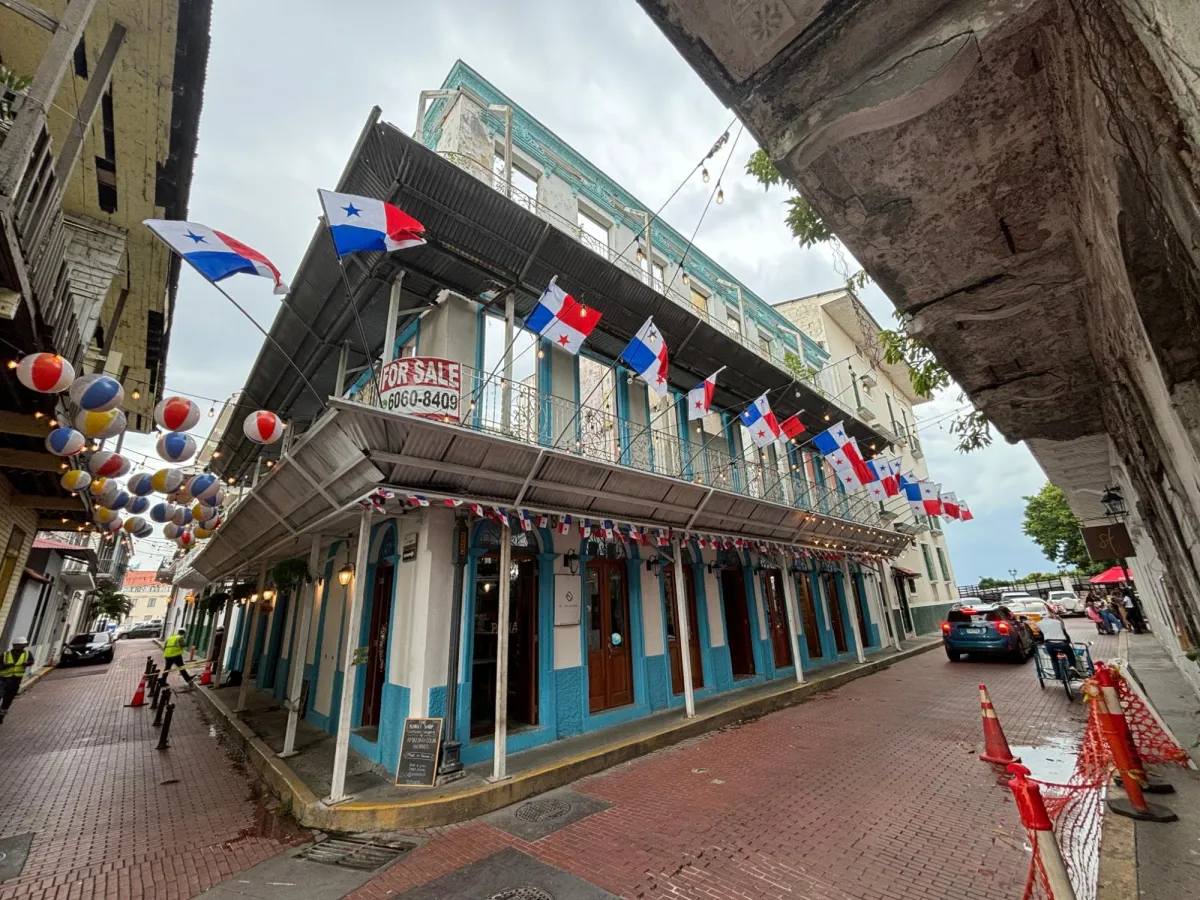 Commercial building with ROI in casco viejo.