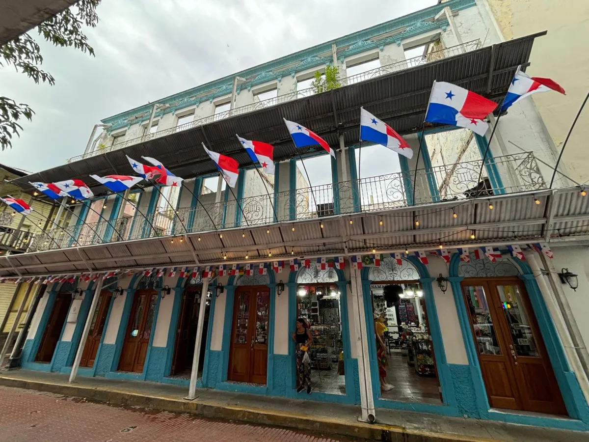 Commercial building with ROI in casco viejo.