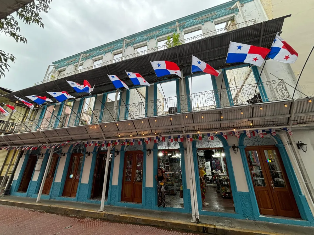 Commercial building with ROI in casco viejo.