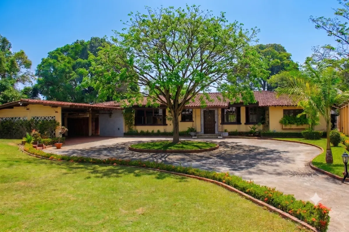 Exclusivo oasis urbano: Residencia unifamiliar estilo villa campestre.