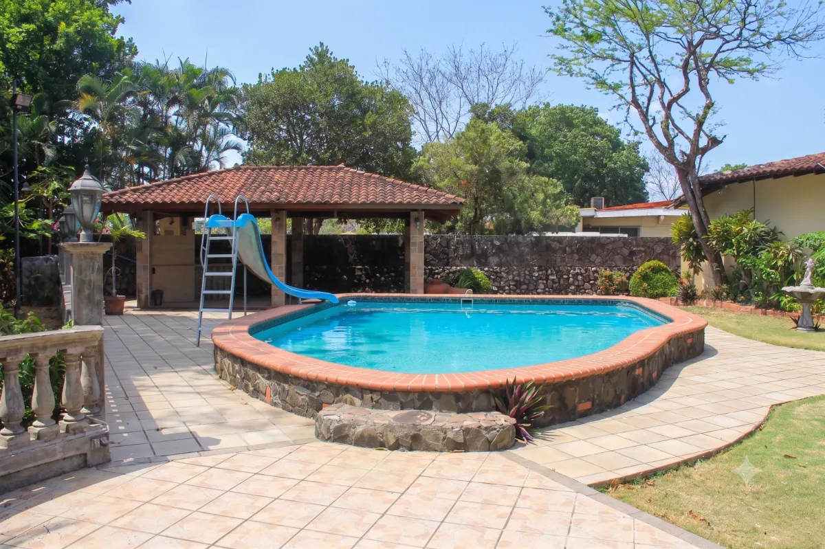Exclusivo oasis urbano: Residencia unifamiliar estilo villa campestre.