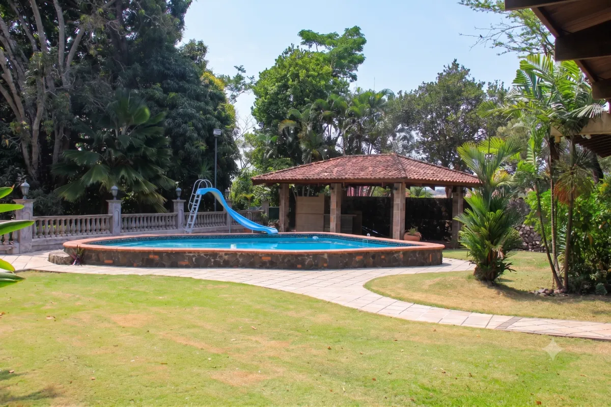 Exclusivo oasis urbano: Residencia unifamiliar estilo villa campestre.