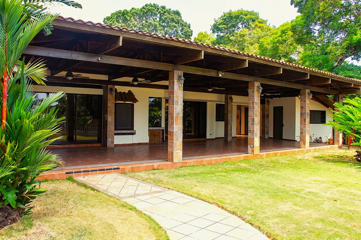 Exclusivo oasis urbano: Residencia unifamiliar estilo villa campestre.