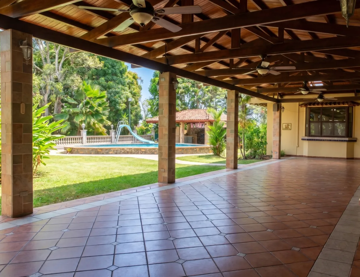 Exclusivo oasis urbano: Residencia unifamiliar estilo villa campestre.