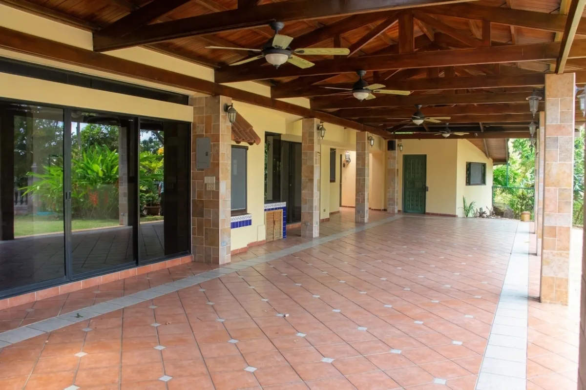 Exclusivo oasis urbano: Residencia unifamiliar estilo villa campestre.