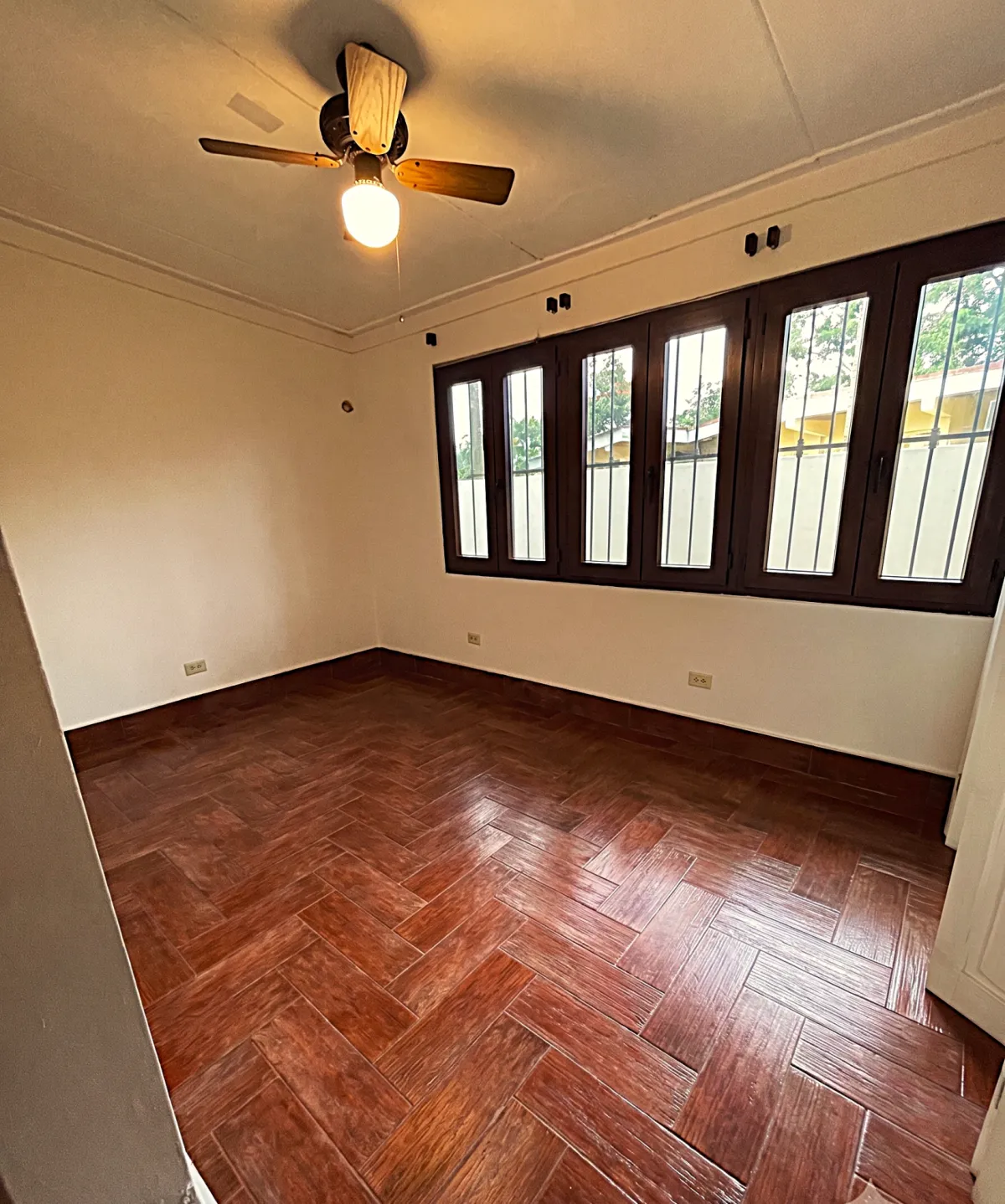 Exclusivo oasis urbano: Residencia unifamiliar estilo villa campestre.