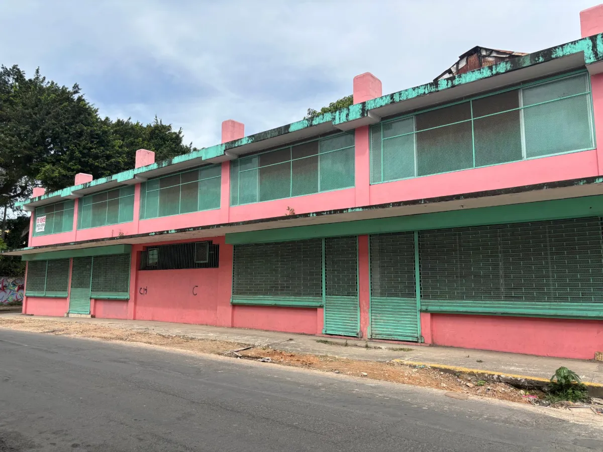 Edificio para restaurar con potencial de 2,000 m2 en Santa Ana.