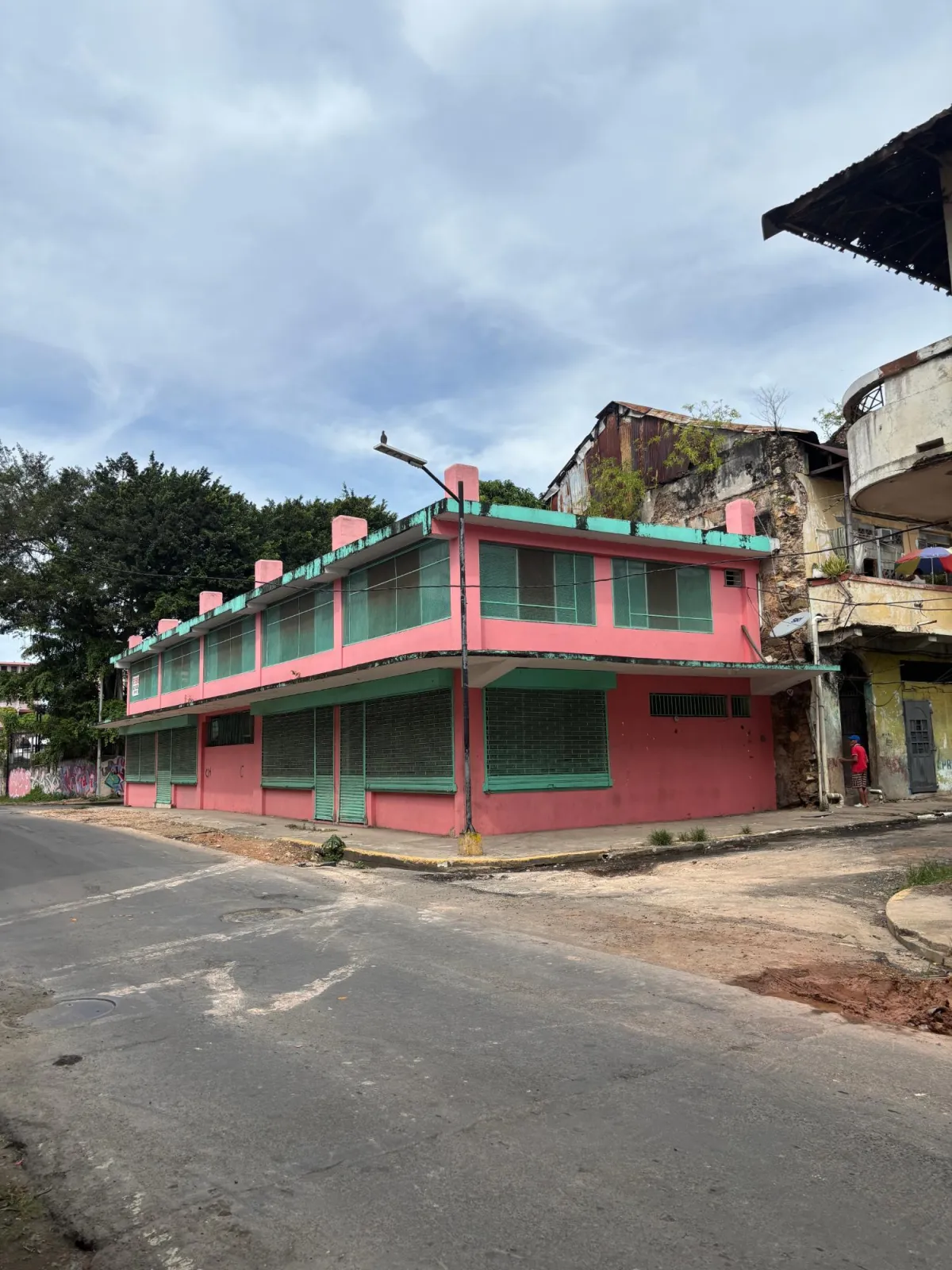 Edificio para restaurar con potencial de 2,000 m2 en Santa Ana.