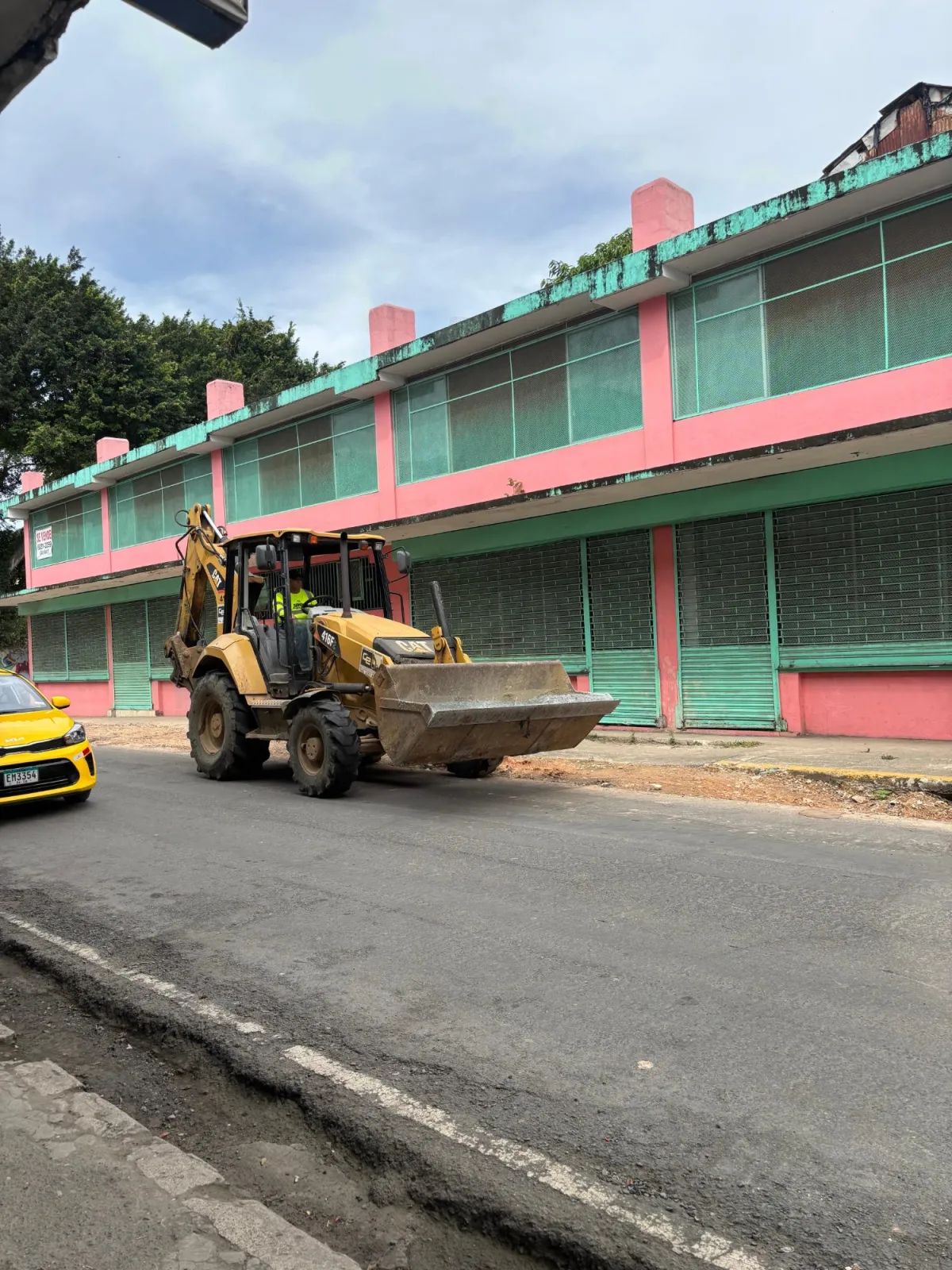 Edificio para restaurar con potencial de 2,000 m2 en Santa Ana.