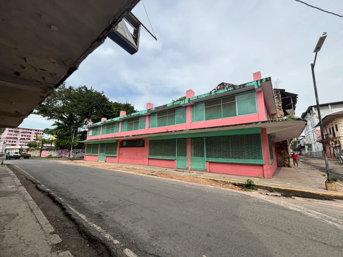 Edificio para restaurar con potencial de 2,000 m2 en Santa Ana.