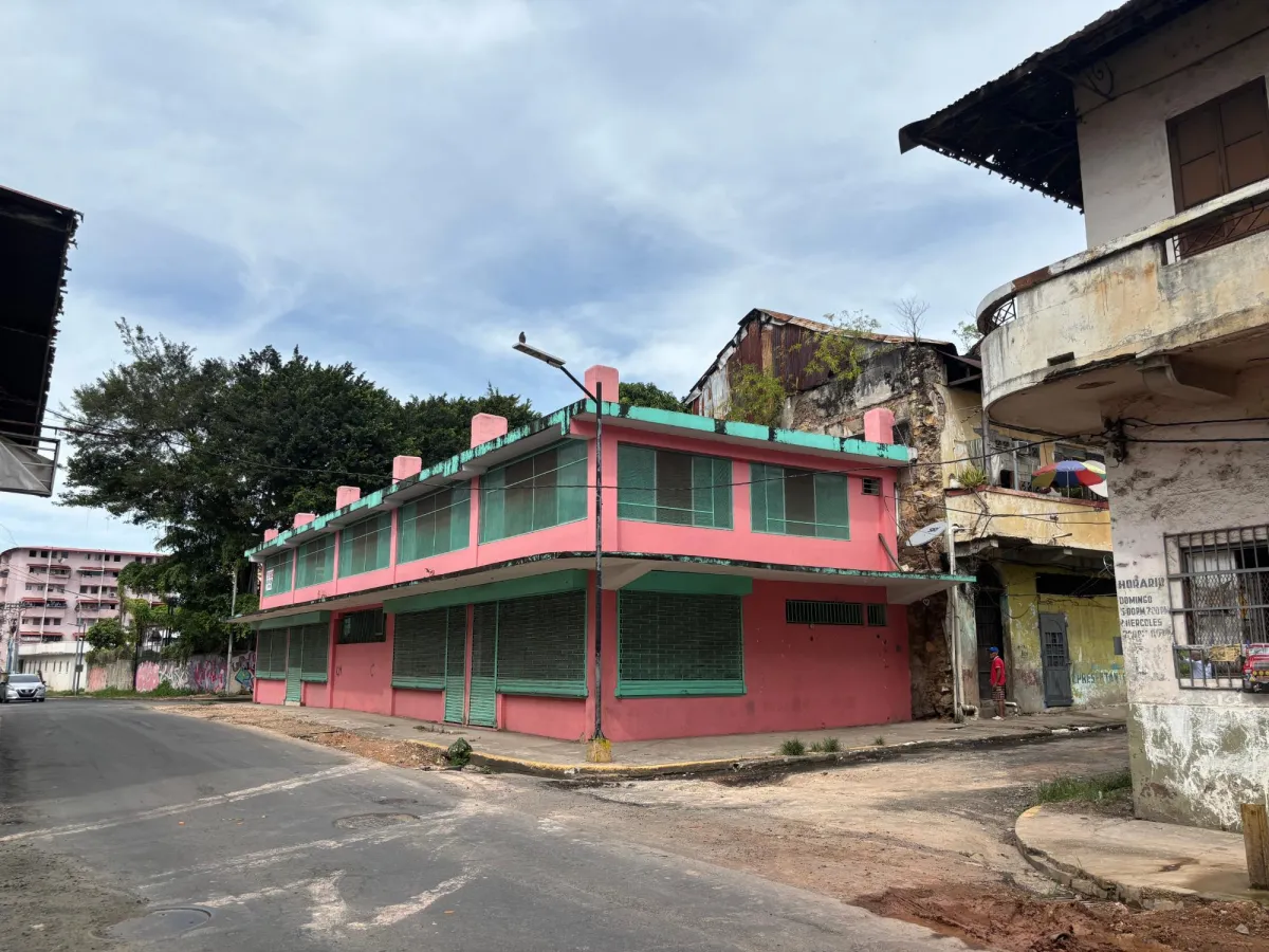 Edificio para restaurar con potencial de 2,000 m2 en Santa Ana.