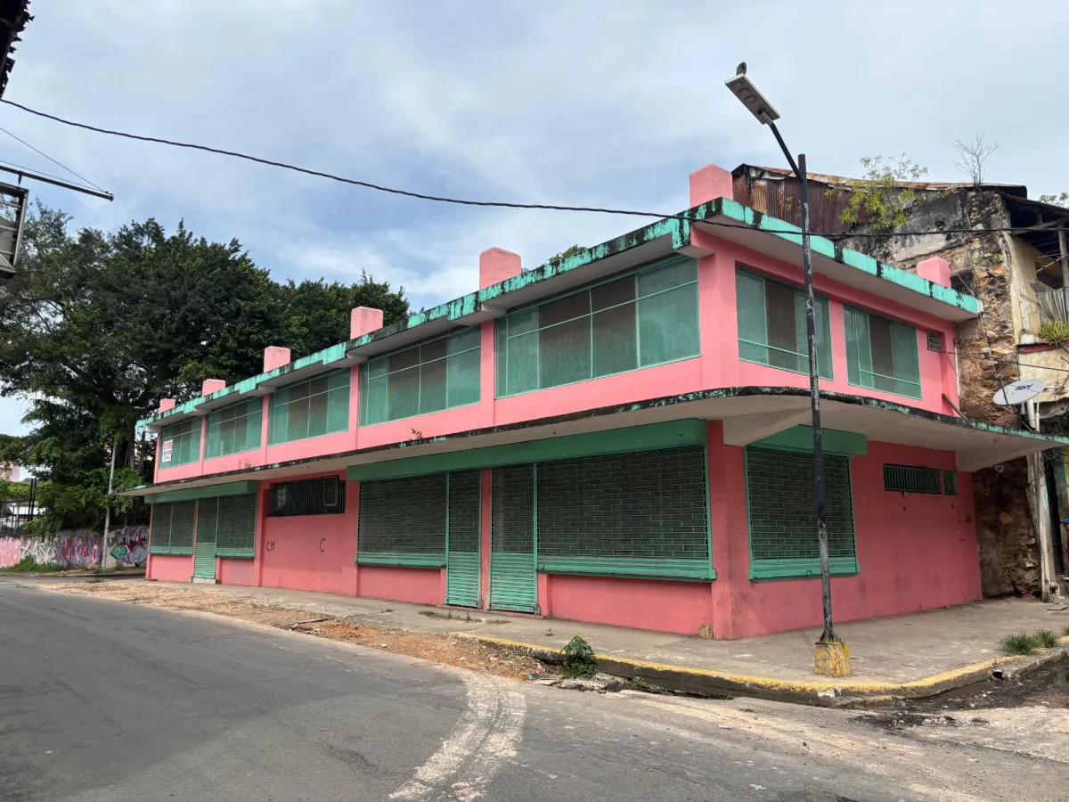 Edificio para restaurar con potencial de 2,000 m2 en Santa Ana.