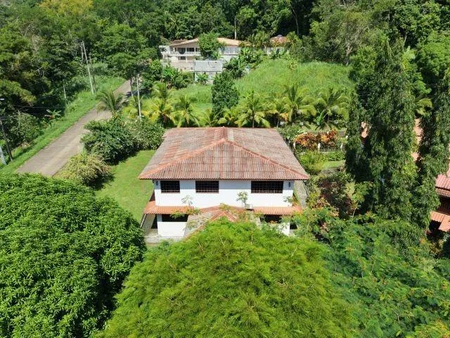 Gran propiedad con 2 residencias independientes en Las Cumbres