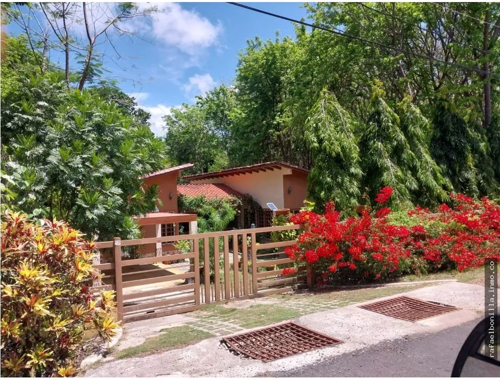 SE VENDE CASA EN LOS LIRIOS (VIA AL VALLE DE ANTON)
