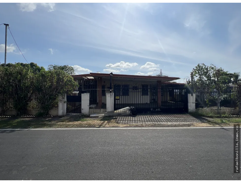 SE VENDE CASA (CIUDAD RADIAL)