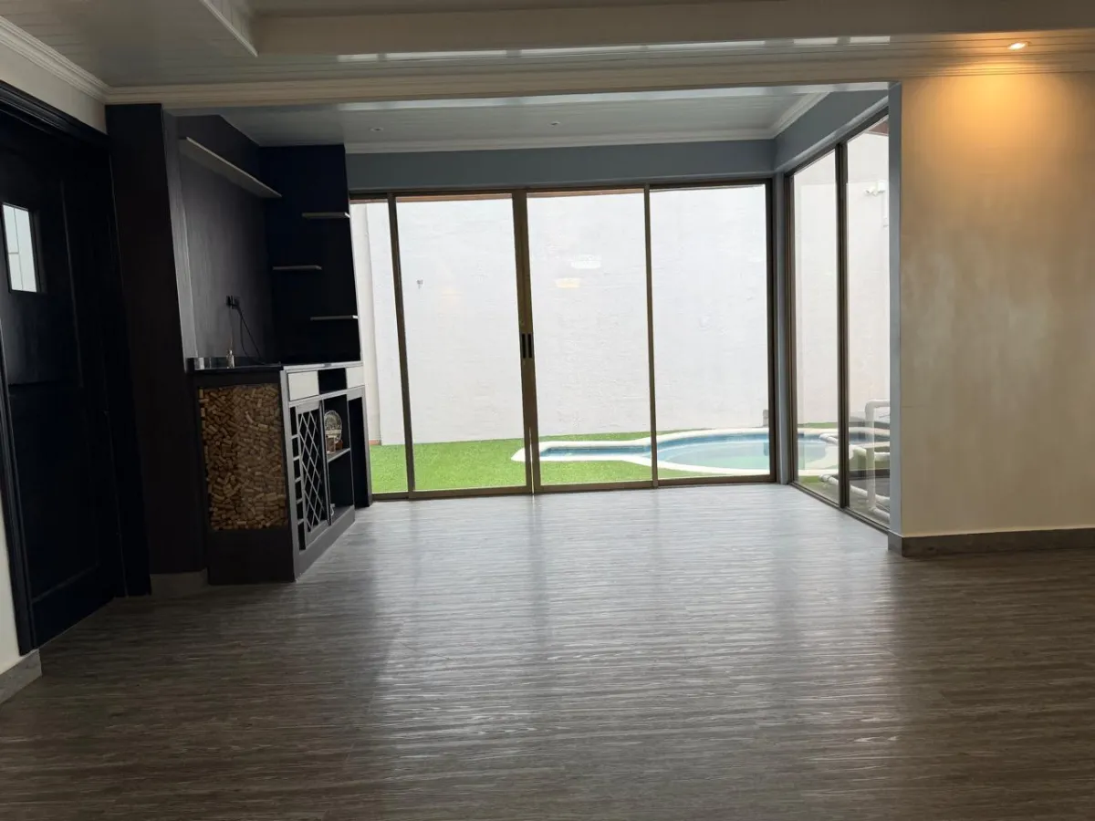 Casa en Venta con Piscina en Villa Lucre
