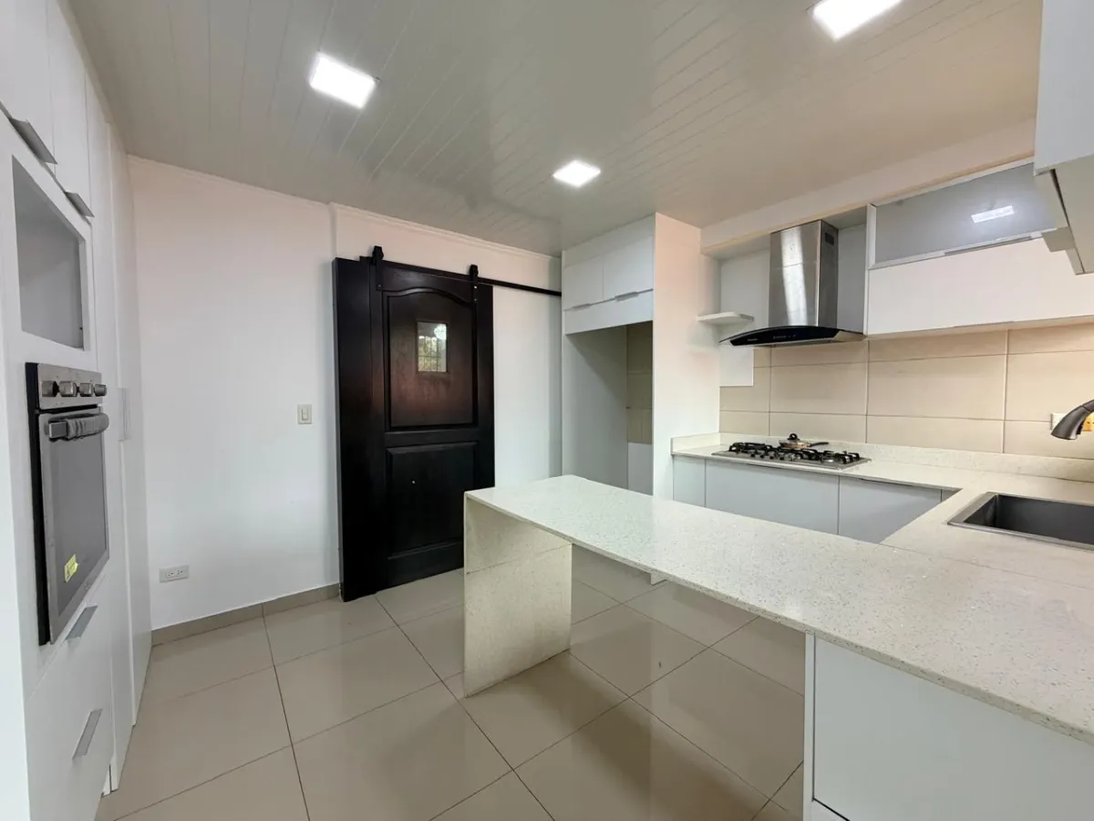 Casa en Venta con Piscina en Villa Lucre