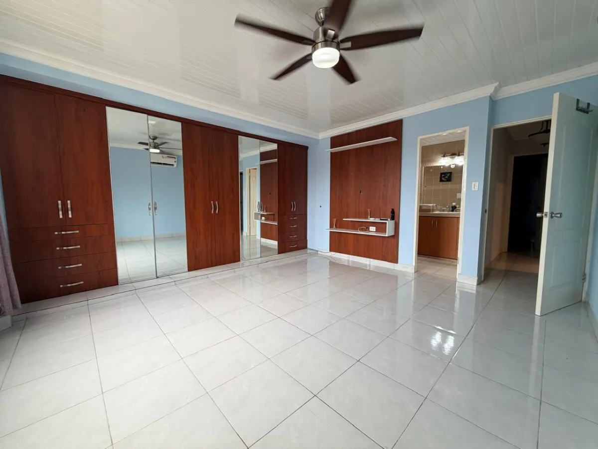 Casa en Venta con Piscina en Villa Lucre