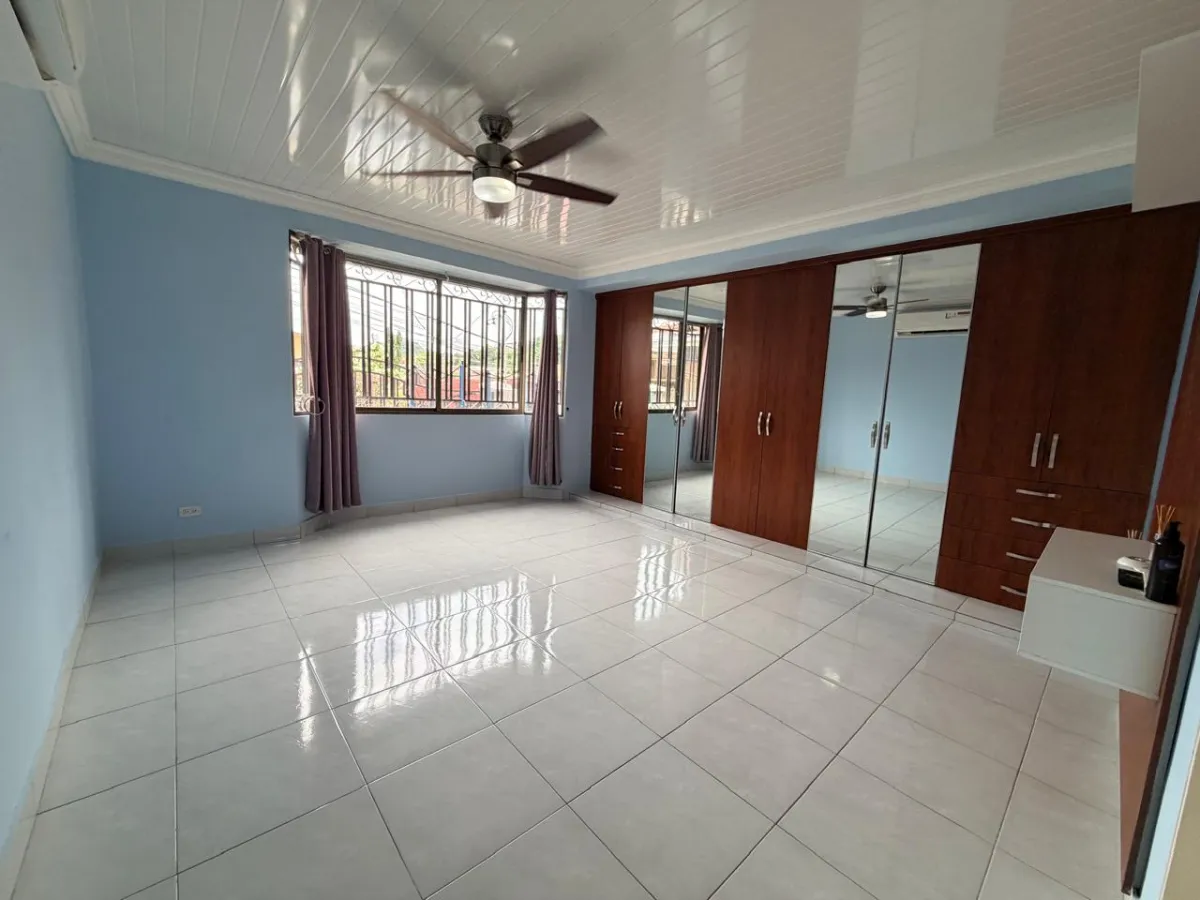 Casa en Venta con Piscina en Villa Lucre
