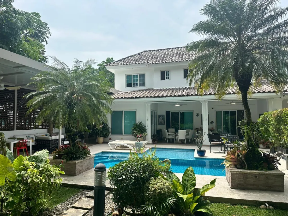 RESIDENCIA EN VILLA MIRAFLORES, BIJAO