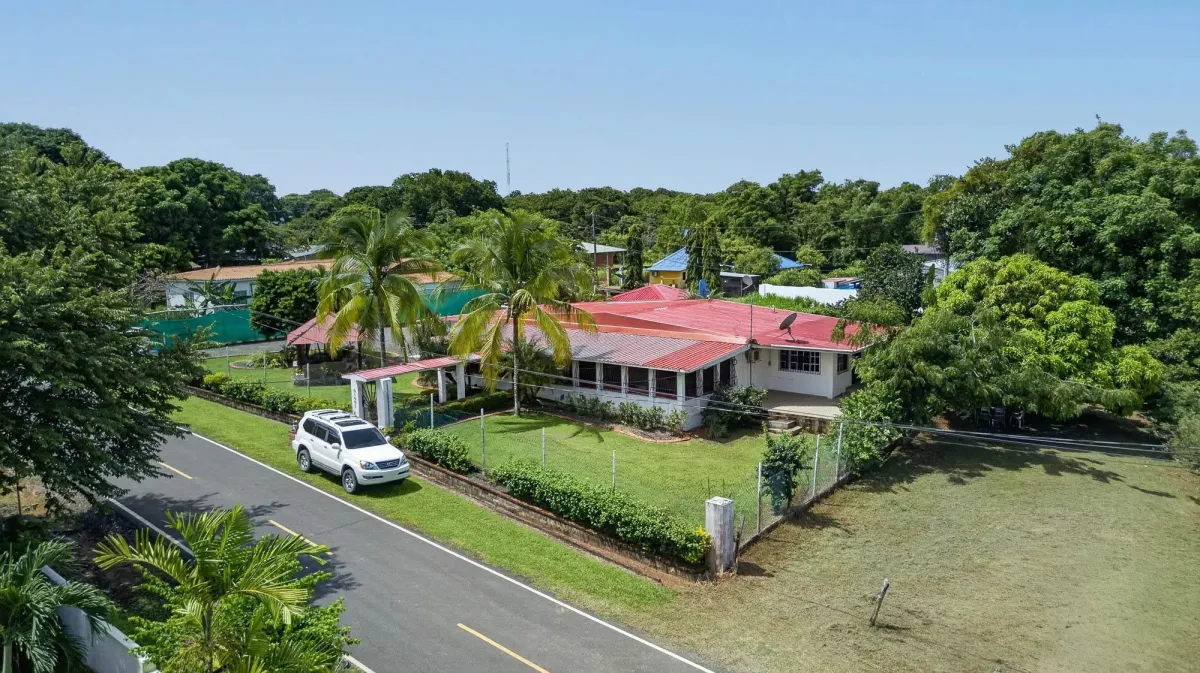 Amplia Casa con Piscina y Apartamento para invitados