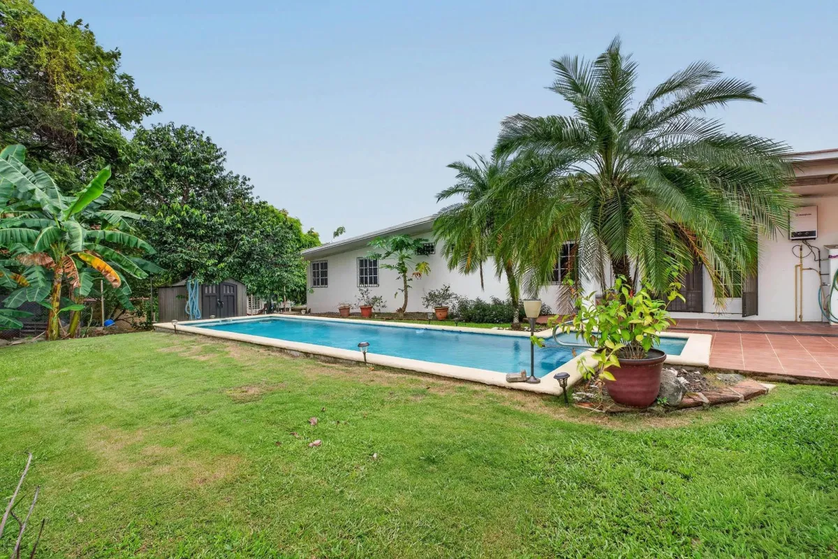 Amplia Casa con Piscina y Apartamento para invitados