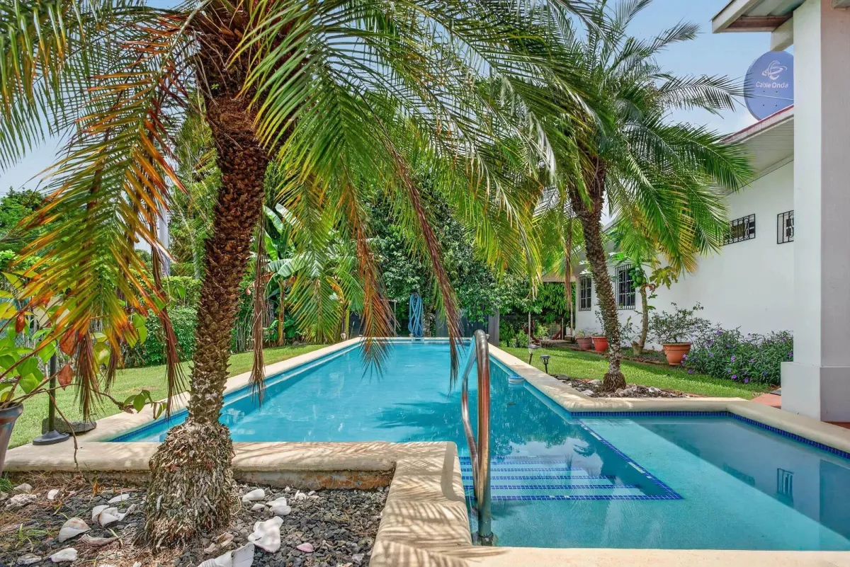 Amplia Casa con Piscina y Apartamento para invitados