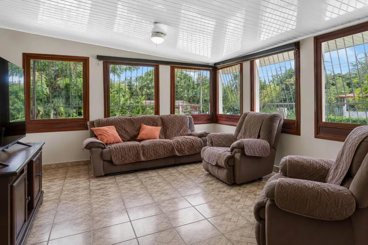 Amplia Casa con Piscina y Apartamento para invitados