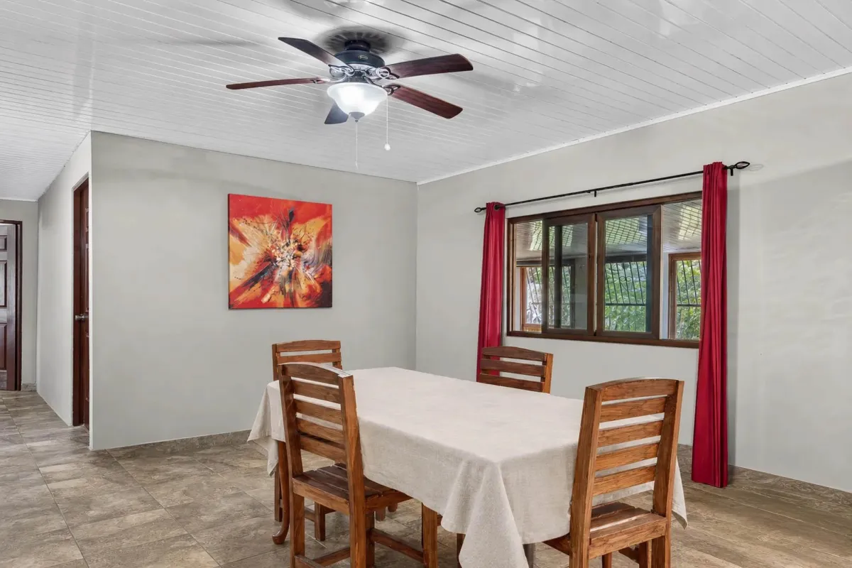 Amplia Casa con Piscina y Apartamento para invitados
