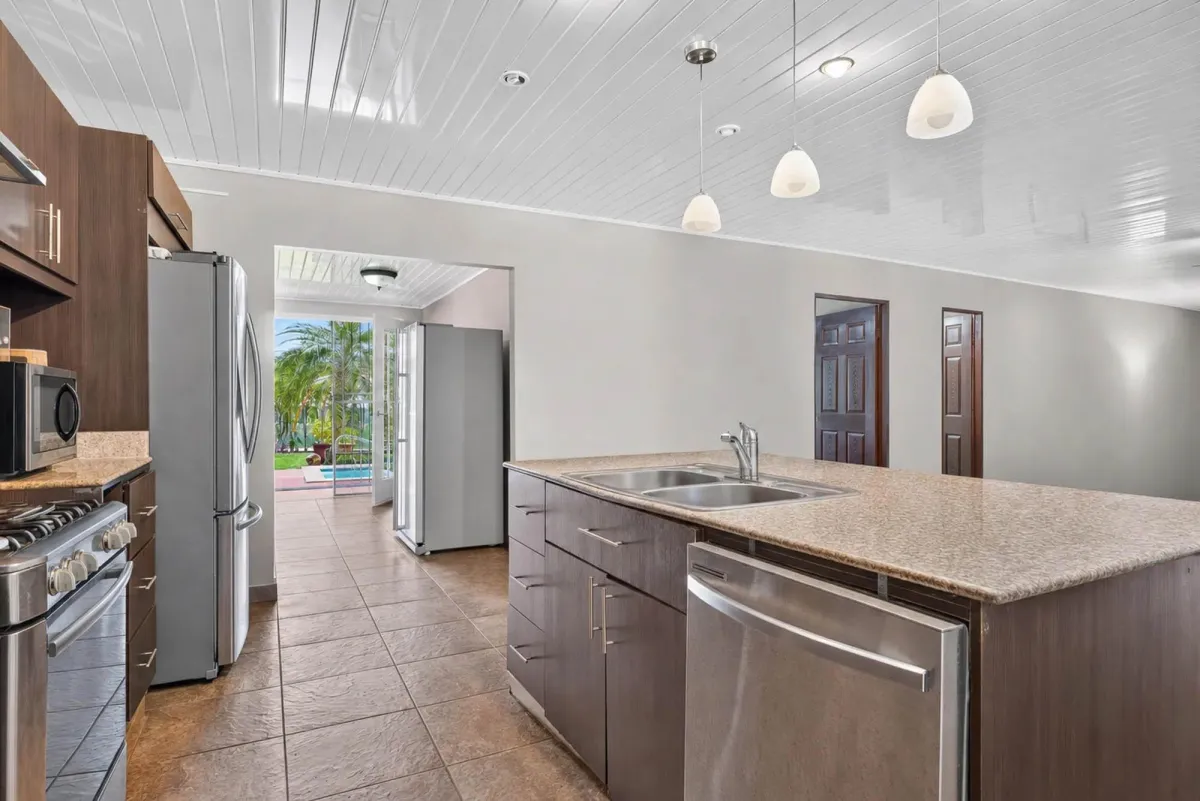 Amplia Casa con Piscina y Apartamento para invitados