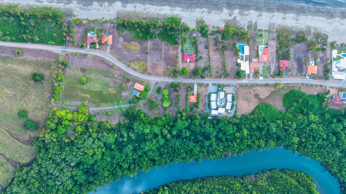 Terreno en venta cerca del mar en Playa Las Lajas