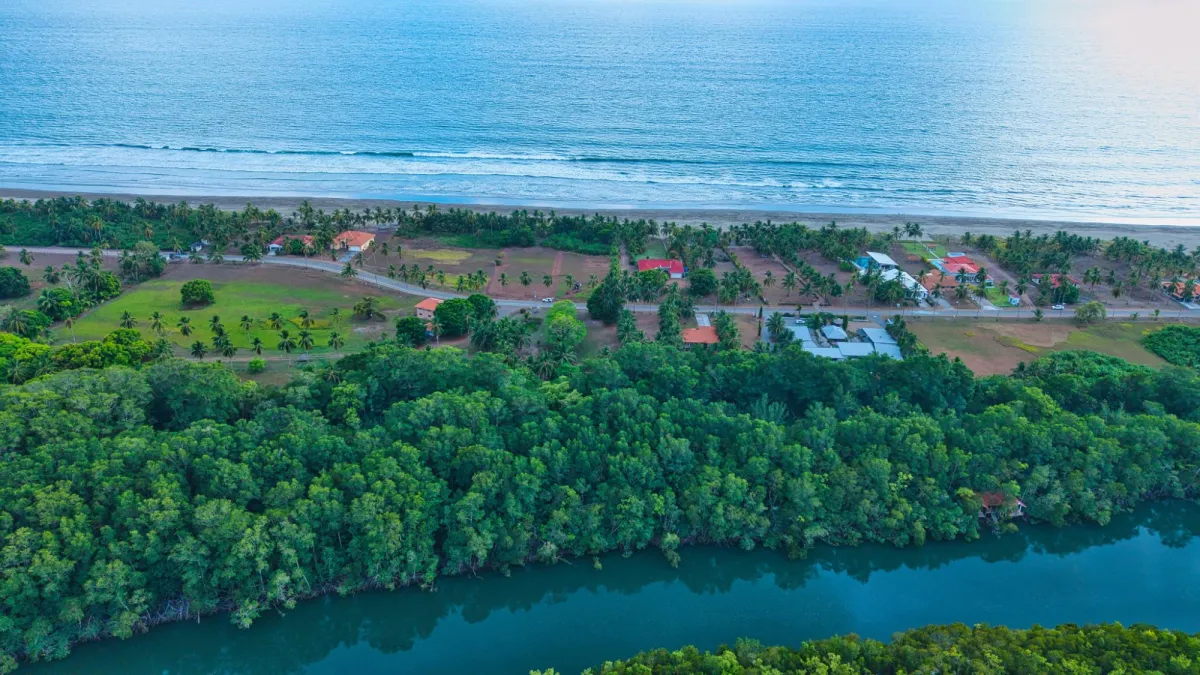 Terreno en venta cerca del mar en Playa Las Lajas