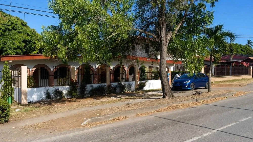 Se vende Propiedad de 8 Habitaciones con Zonificación Comercial
