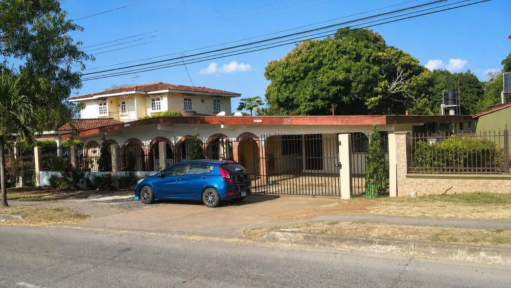 Se vende Propiedad de 8 Habitaciones con Zonificación Comercial
