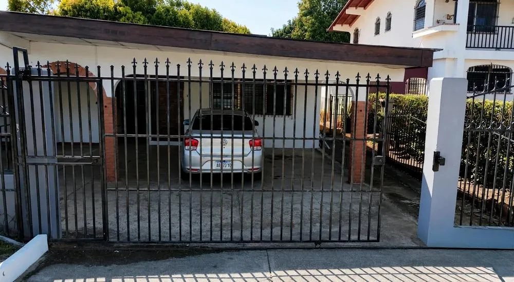 Se vende Propiedad de 8 Habitaciones con Zonificación Comercial