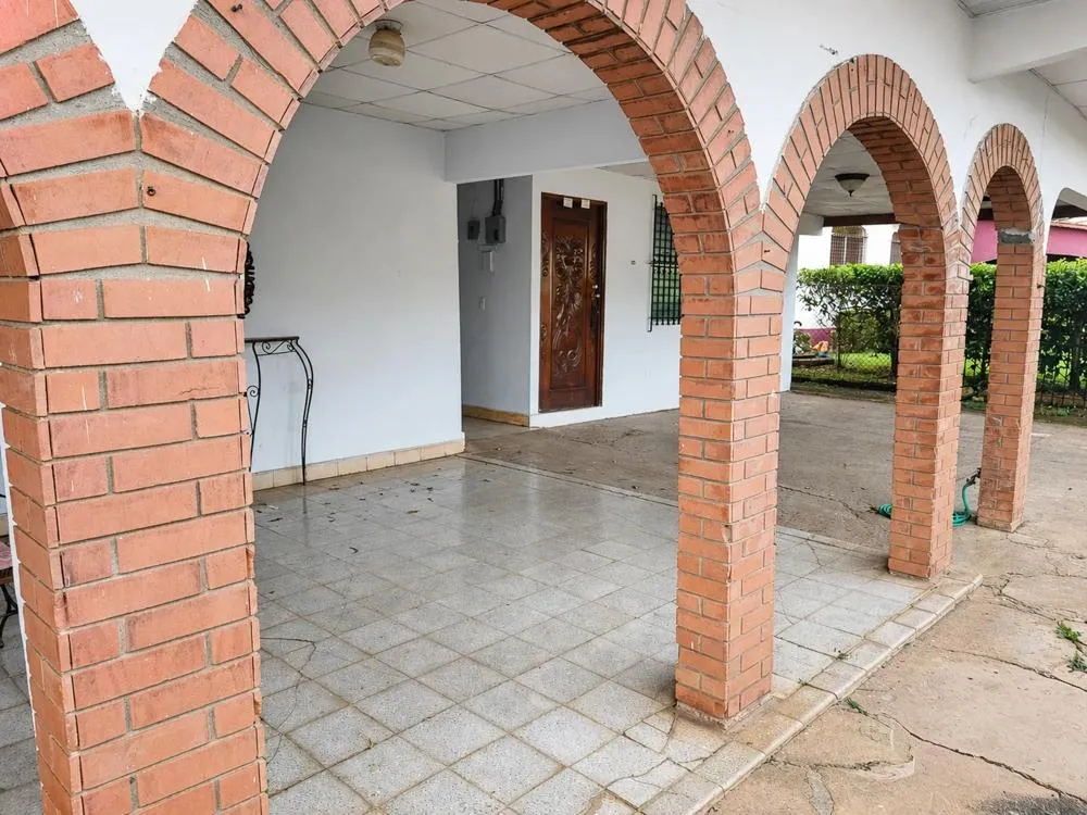 Se vende Propiedad de 8 Habitaciones con Zonificación Comercial